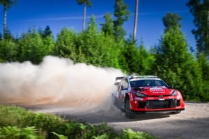 Elfyn Evans, líder del Mundial de Pilotos, sacrificó tiempo por su posición en la carretera durante la jornada inaugural.