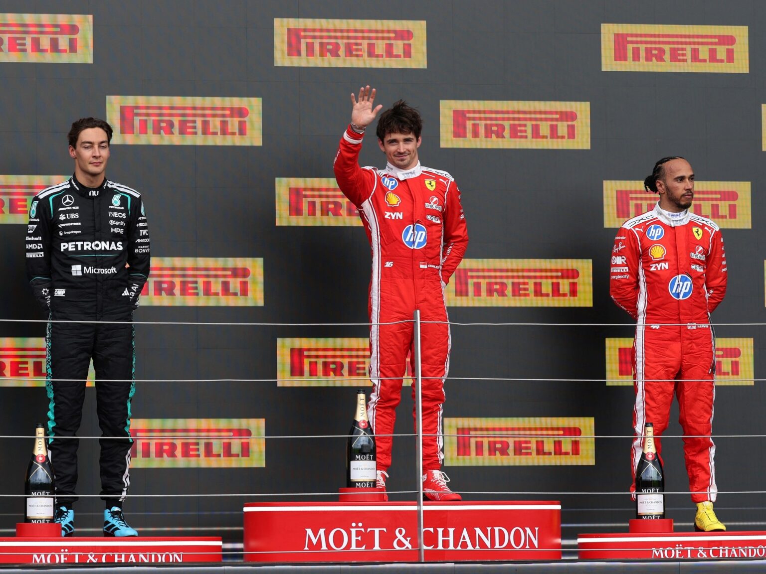 Leclerc, Russell y Hamilton compartieron un podio marcado por la fortuna esquiva de sus rivales.