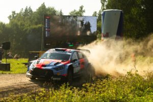 Adrien Fourmaux defiende el tercer puesto pese a los golpes sufridos en su Hyundai i20 N Rally1 a lo largo del día.