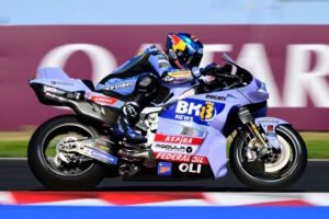 El hermano de Marc, Alex Márquez, ya confirmado piloto oficial de KTM para 2027, fue segundo a pesar de no estar cien por ciento en buenas condiciones