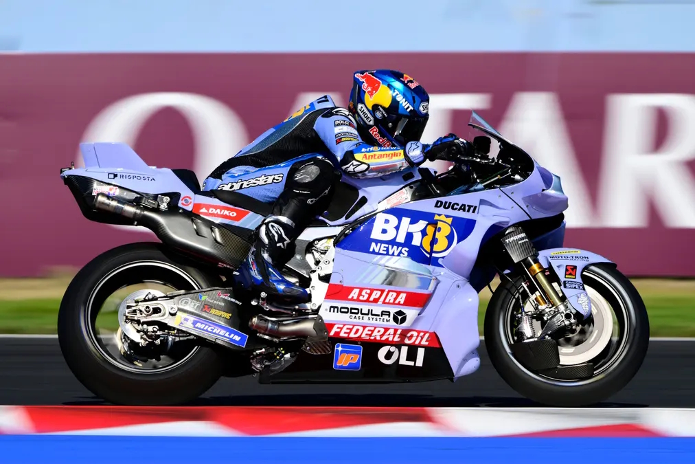 El hermano de Marc, Alex Márquez, ya confirmado piloto oficial de KTM para 2027, fue segundo a pesar de no estar cien por ciento en buenas condiciones
