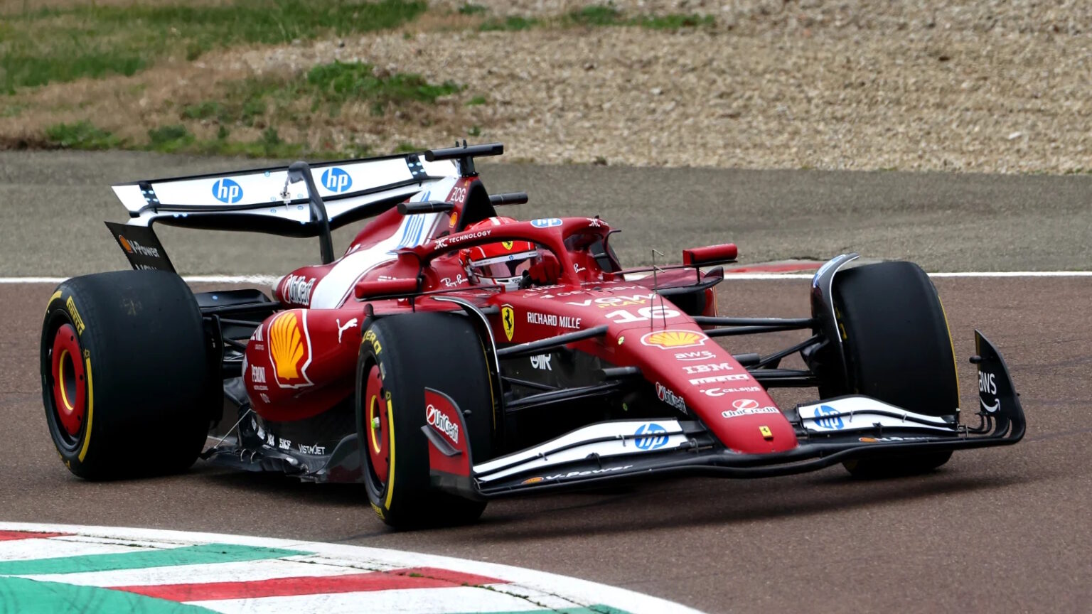 Leclerc hereda el segundo lugar en la parrilla tras las sanciones a Hamilton y Antonelli, con Ferrari volviendo a la primera línea.