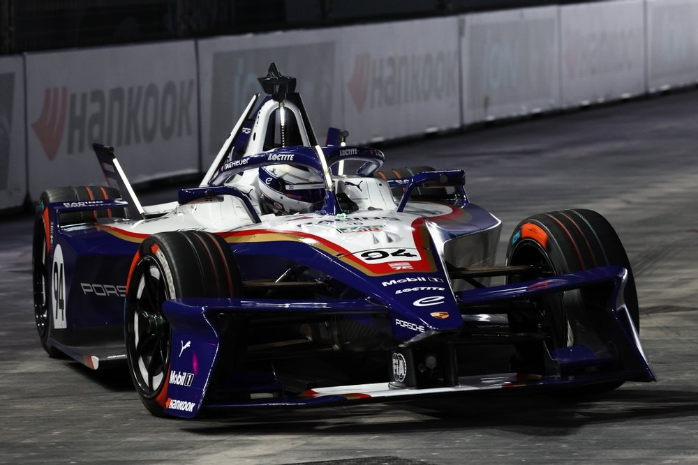 Pascal Wehrlein, de Alemania, al volante del Porsche 99X Electric del equipo Porsche Formula E