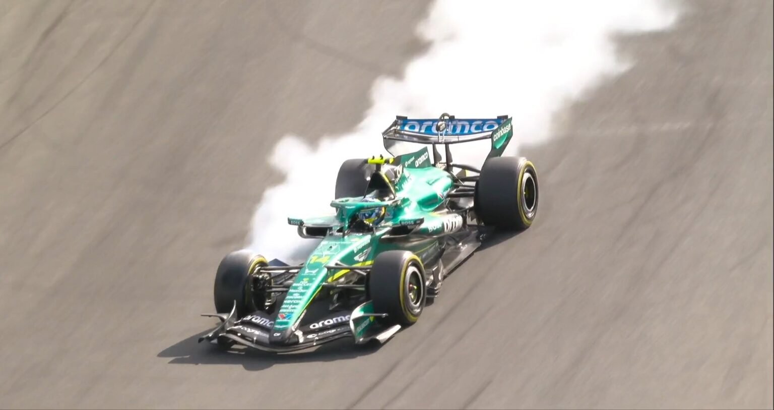 Fernando Alonso bloqueando neumáticos en el ingreso a la curva Tarzan durante SQ1
