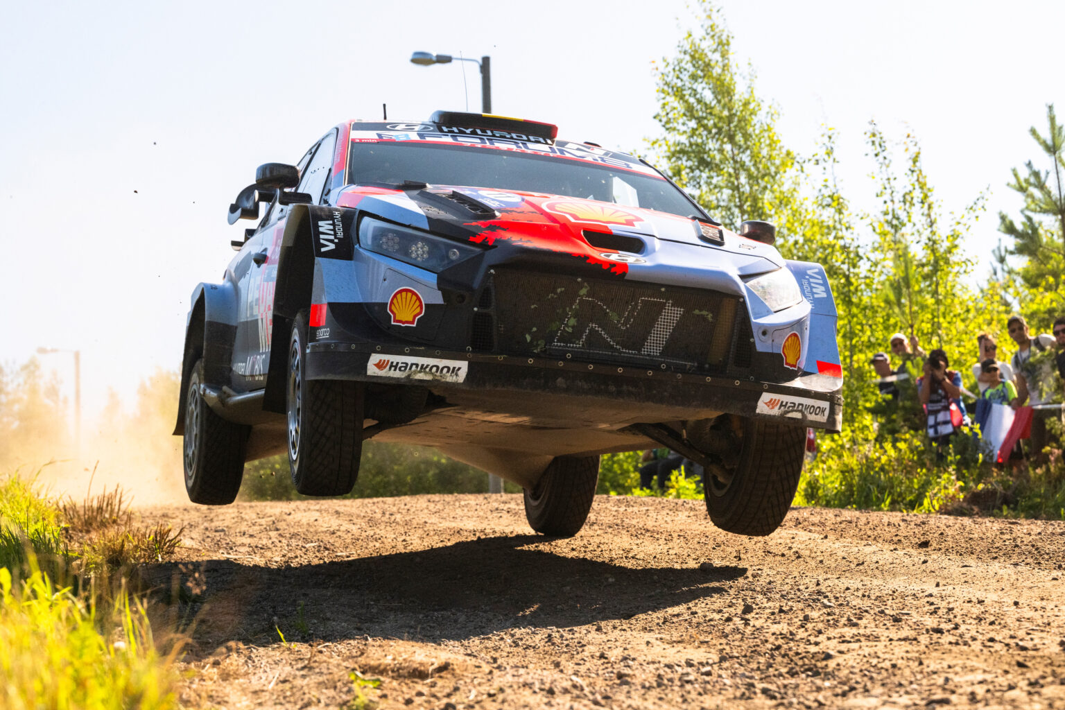 Thierry Neuville, con el Hyundai i20 N, remontó una posición en la general tras el nuevo incidente de Katsuta.