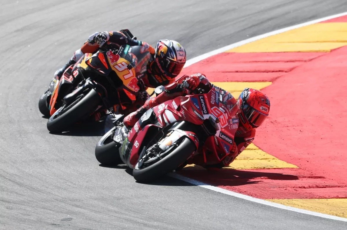 Acosta se pegó al espejo de Márquez durante media carrera, en la pelea más intensa del día.