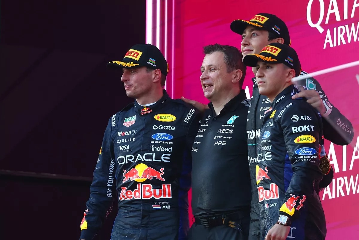 George Russell festeja su tercera victoria del año en Bakú junto a Max Verstappen y Isack Hadjar, autores del doblete de Red Bull