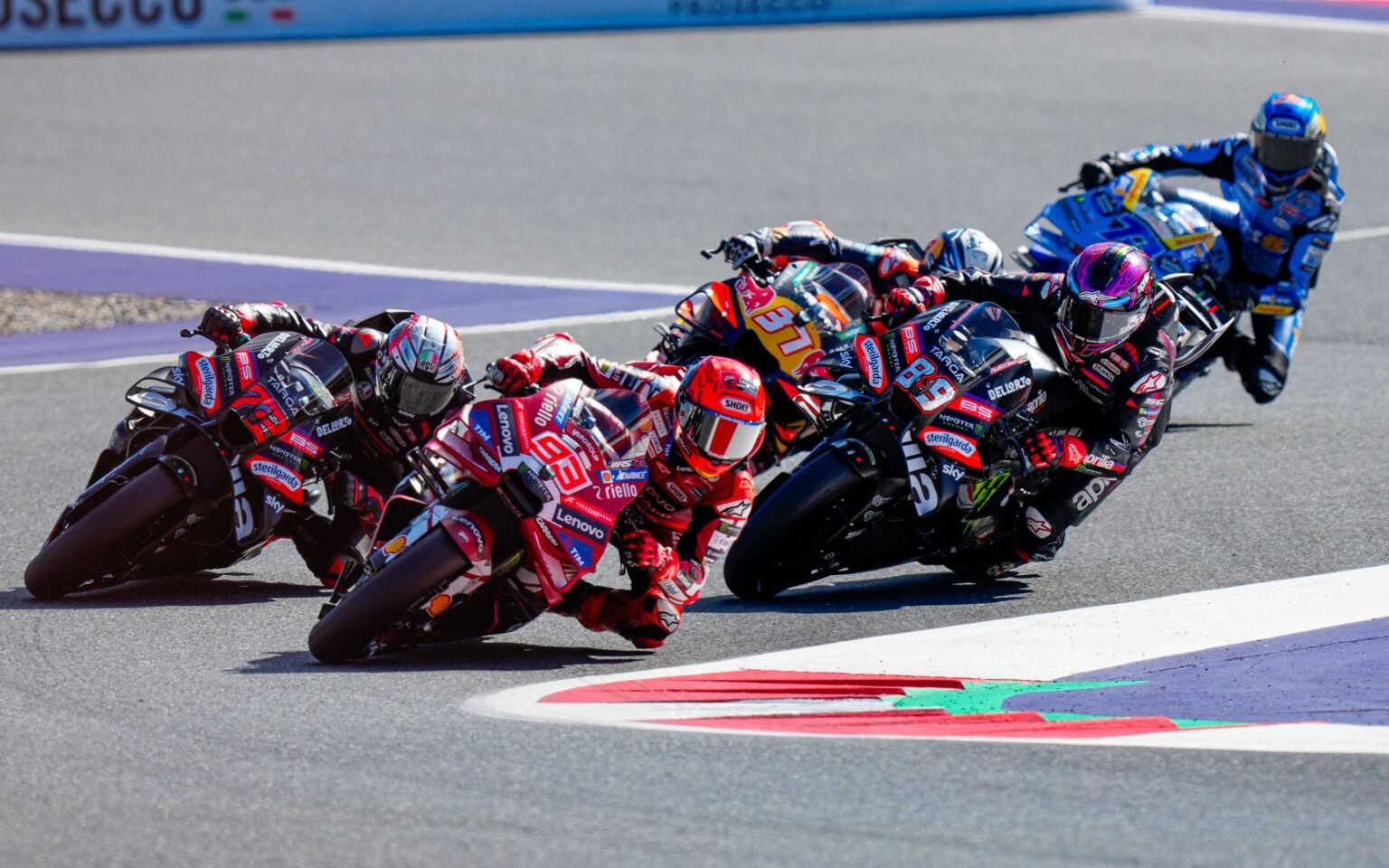 Vuelta 1 Márquez se tira por dentro y Martín se abre. De la pole a la octava posición antes de cerrar la primera vuelta
