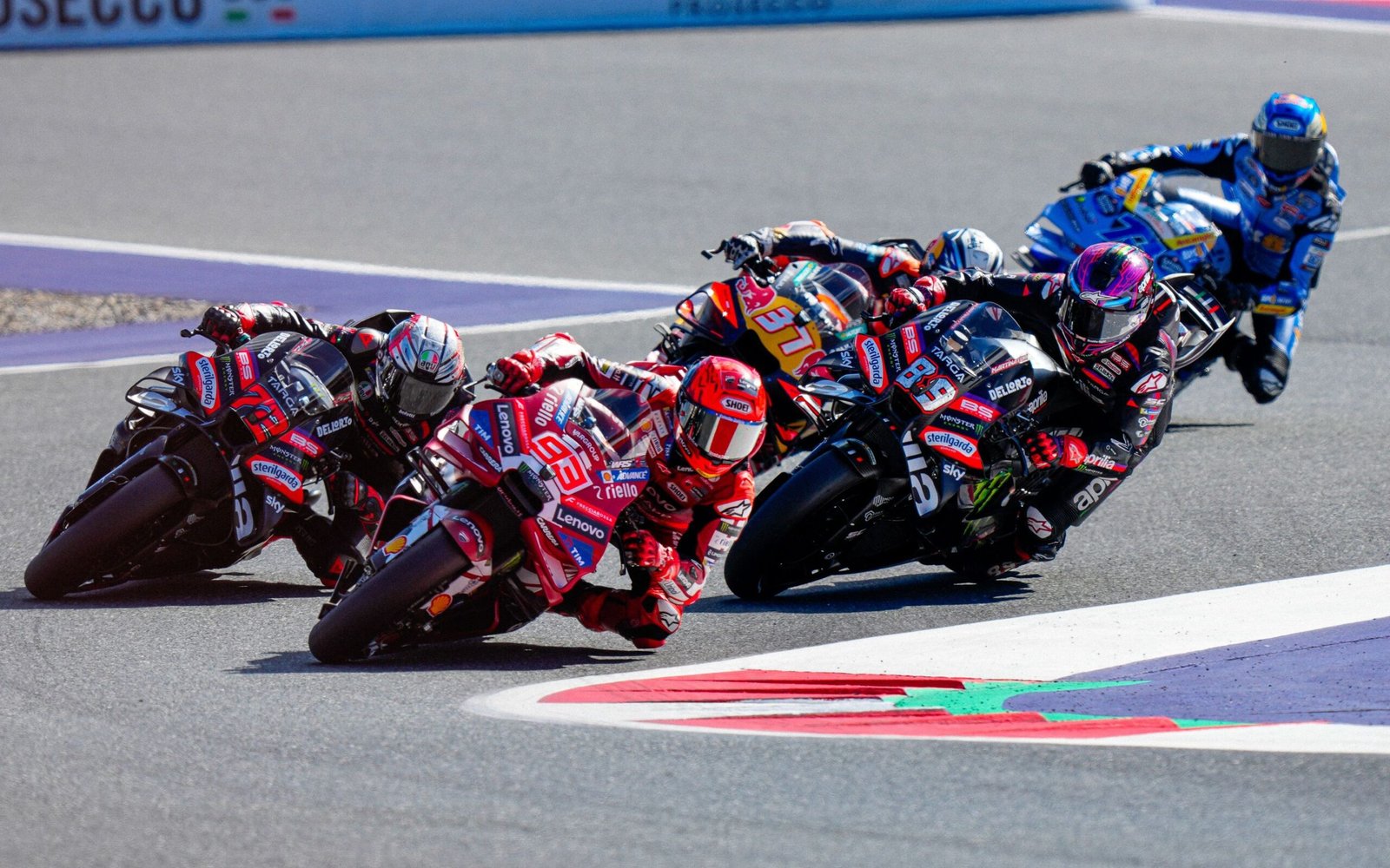 Vuelta 1 Márquez se tira por dentro y Martín se abre. De la pole a la octava posición antes de cerrar la primera vuelta