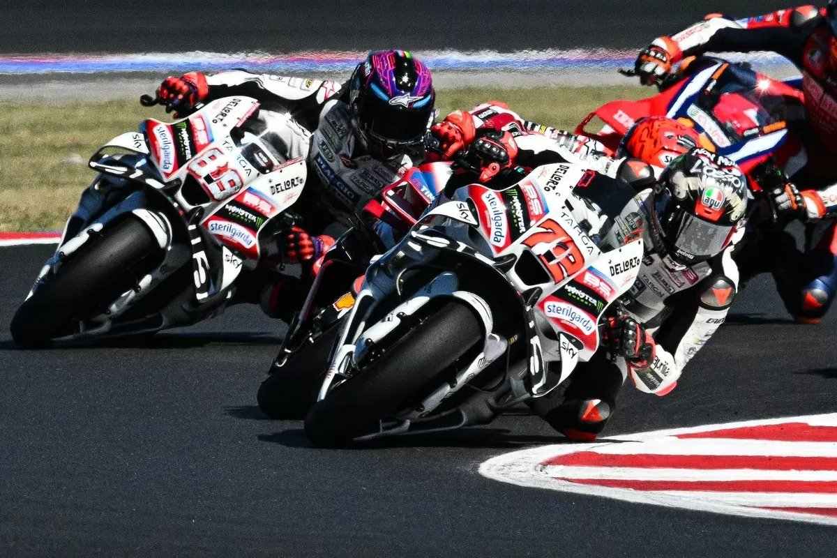El RS-GP26 de Aprilia ha dado pasos evidentes respecto a la generación anterior, según reconoce el propio Bezzecchi, aunque en pista todavía busca esa constancia que le falta para pelear de igual a igual todos los domingos.