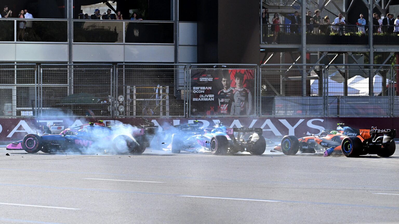 El instante del toque en la curva 1 Franco Colapinto impacta contra Pierre Gasly, que arrastra a Lando Norris fuera de carrera