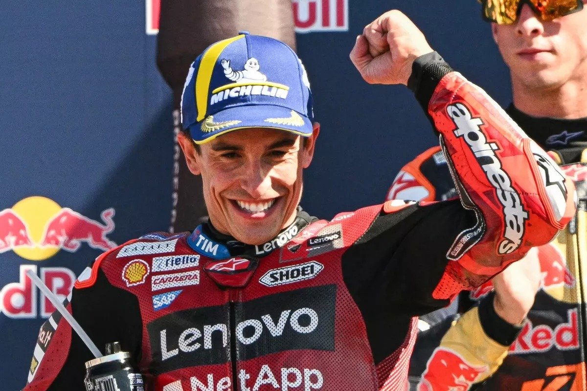 Marc Márquez celebrando en el podio de Misano tras su quinta victoria de la temporada.