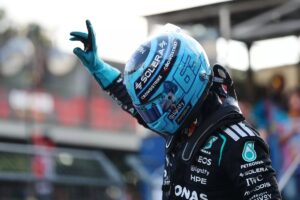 George Russell celebrando la pole en el parque cerrado de Bakú