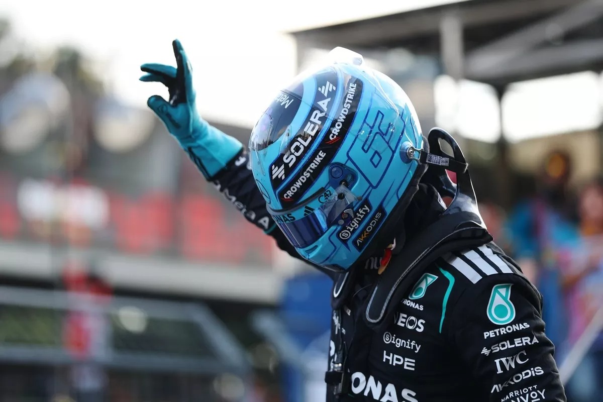 George Russell celebrando la pole en el parque cerrado de Bakú