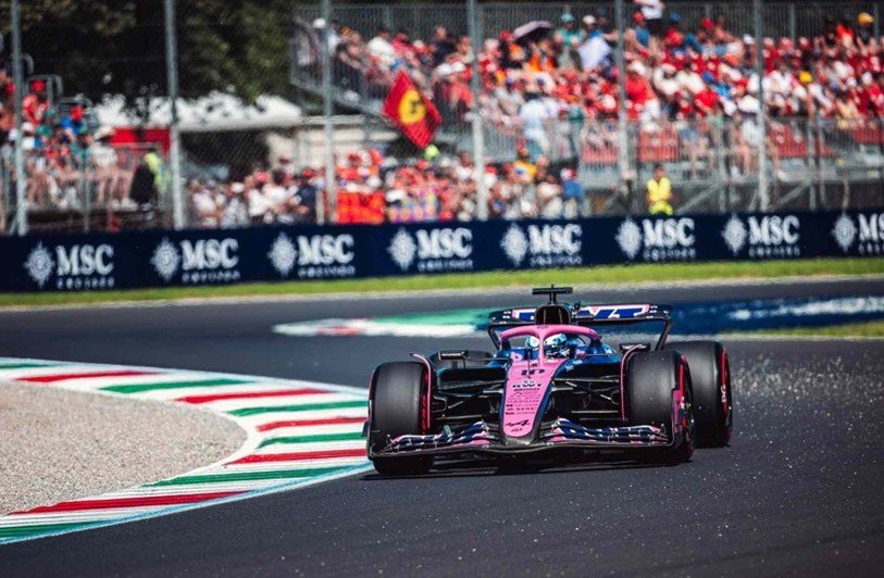 Gasly celebra en el Alpine tras establecer la vuelta que le dio su primera pole en Fórmula 1.