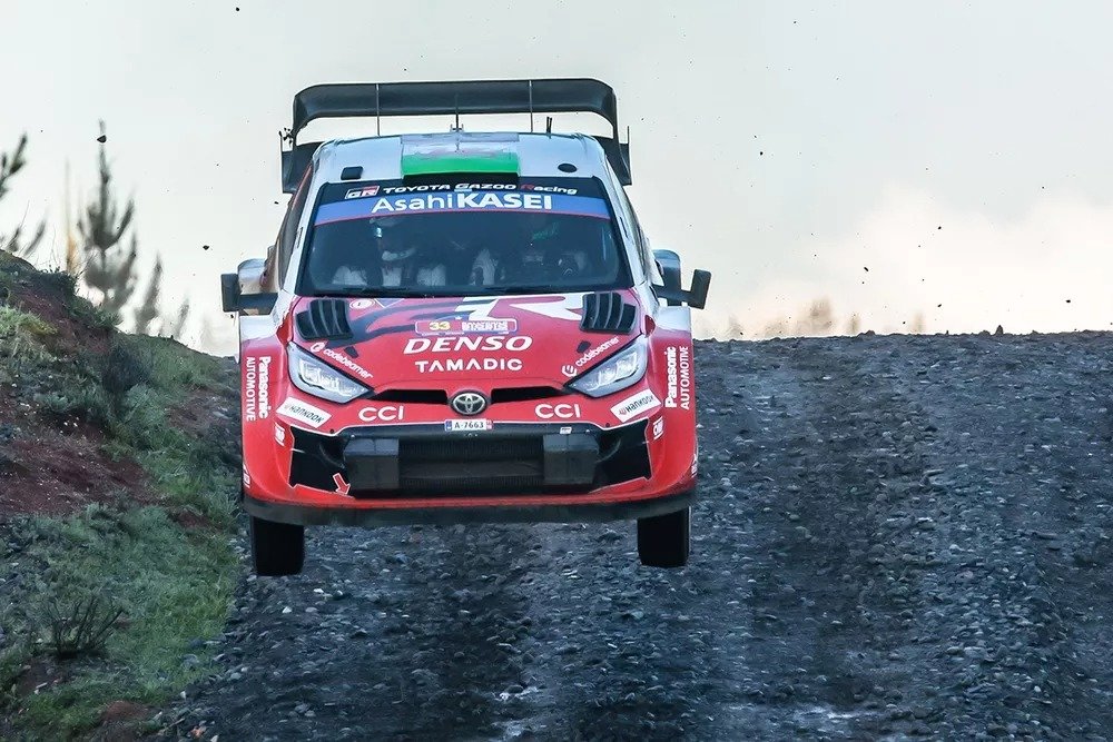 El Toyota GR Yaris Rally1 de Evans en el aire. Luego tuvo un pinchazo que lo retrasó