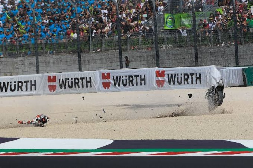 Marco Bezzecchi en el suelo tras su caída en la curva 12, el momento que definió la carrera
