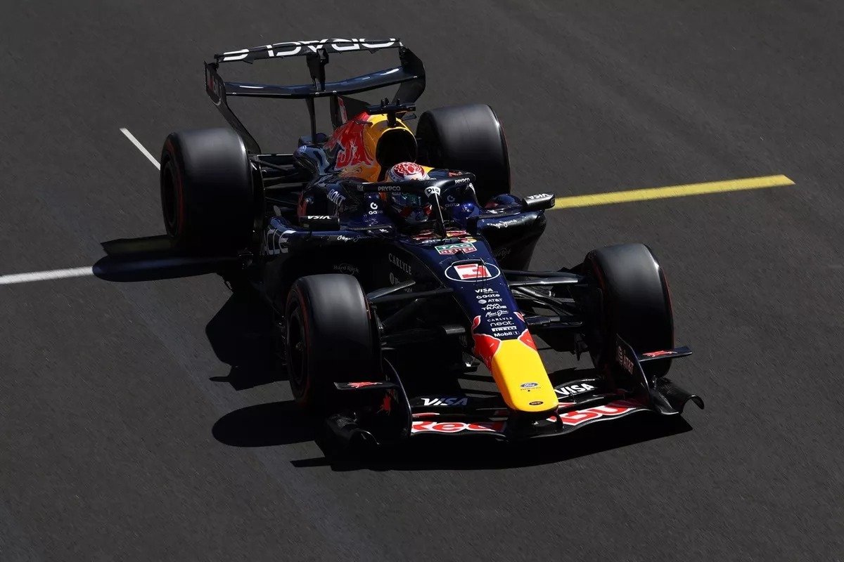 Uno de los Red Bull durante los intentos definitivos de la clasificación en Madring