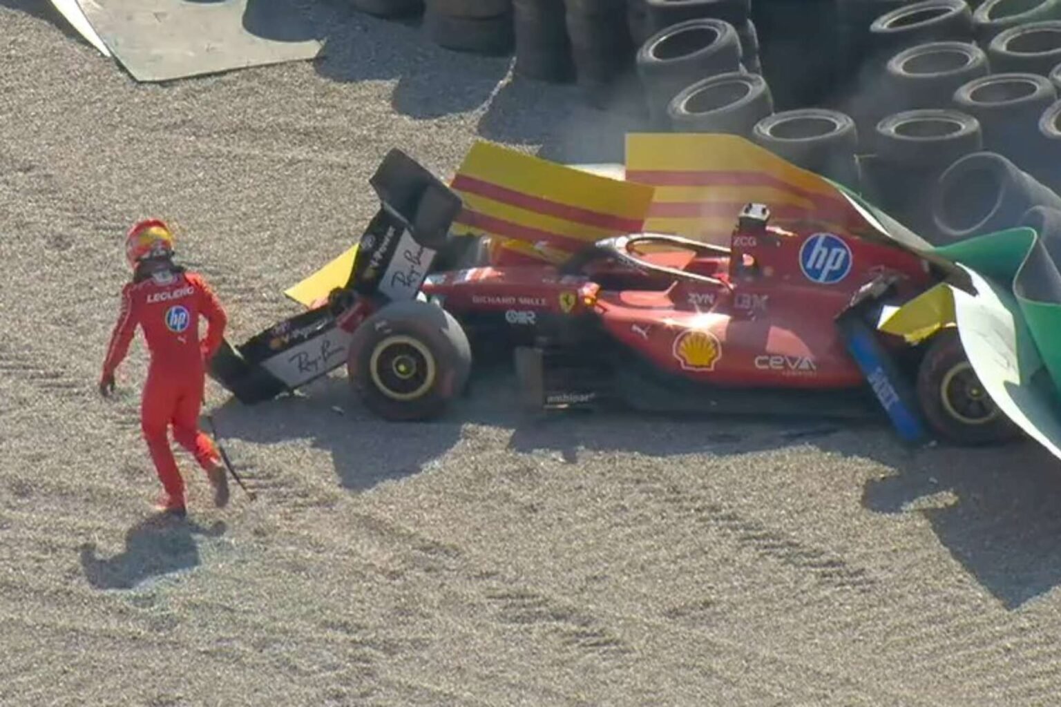 La Ferrari de Leclerc quedó destrozado contra el muro en la Parabolica. La carrera se detuvo en la vuelta dos