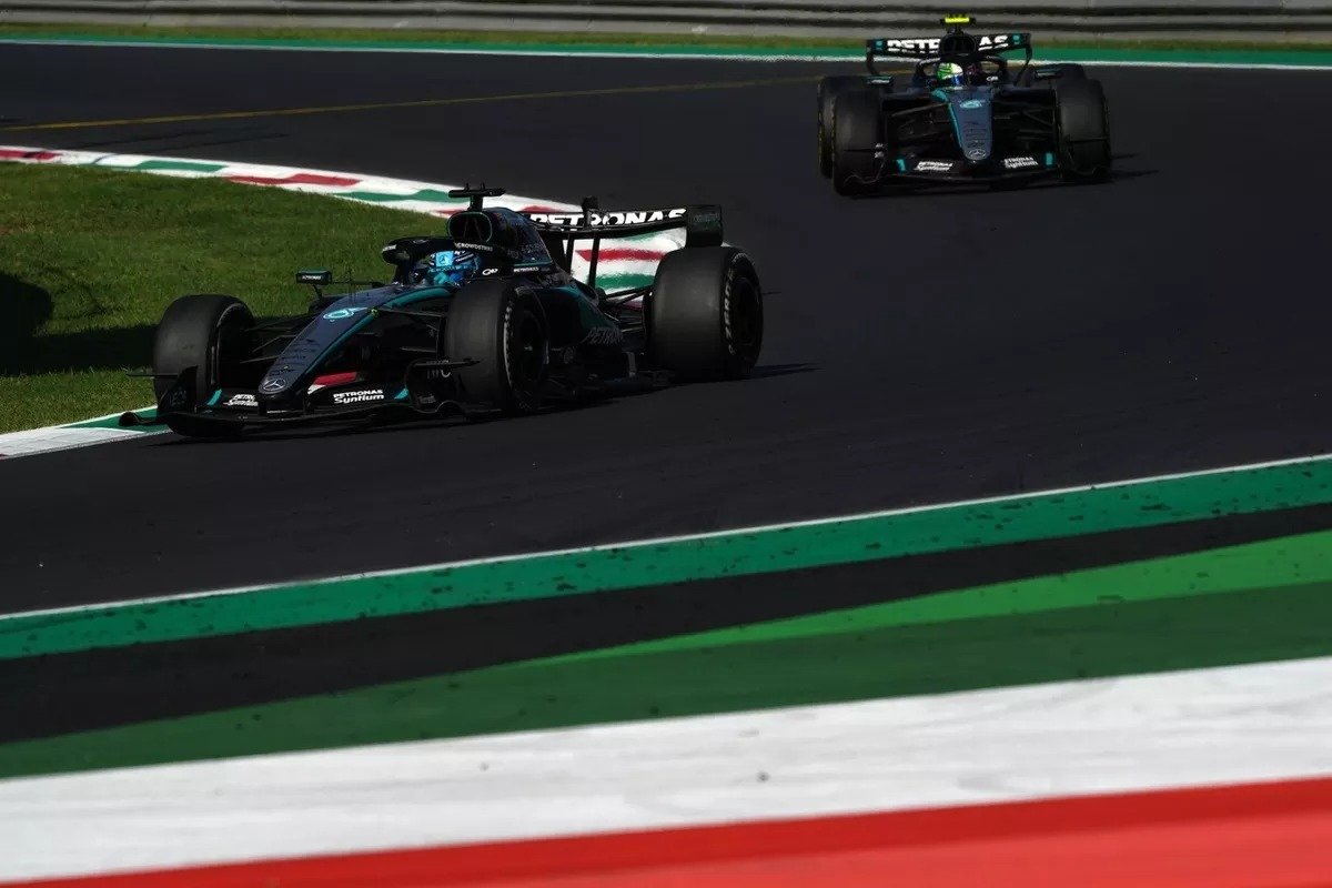 A pesar de haber dominado gran parte de la carrera, George Russell debió de ceder ante su compañero Kimi Antonelli.