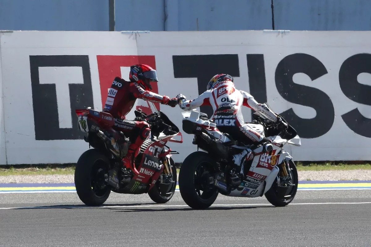 Los hermanos Márquez compartiendo el primer y segundo lugar festejando en la pista