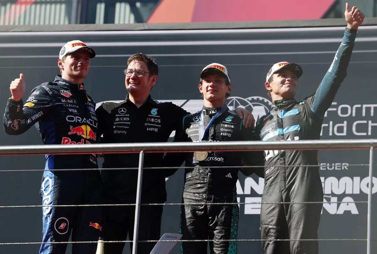 Los tres integrantes del podio, Antonelli, Verstappen y Norris, durante la ceremonia posterior a la carrera