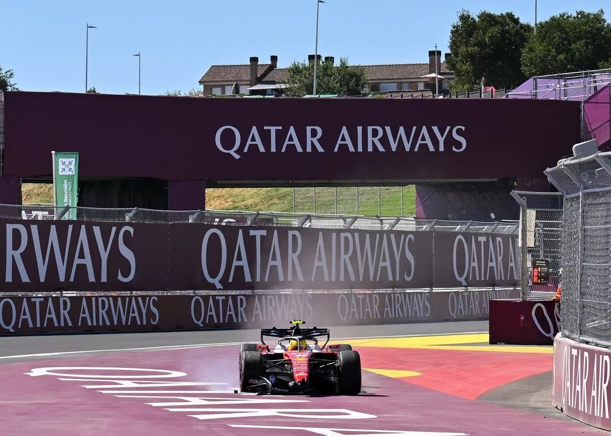 En la tanda de la mañana, Lewis Hamilton golpeó contra uno de los muros del nuevo Madring, escenario del primer Gran Premio de España