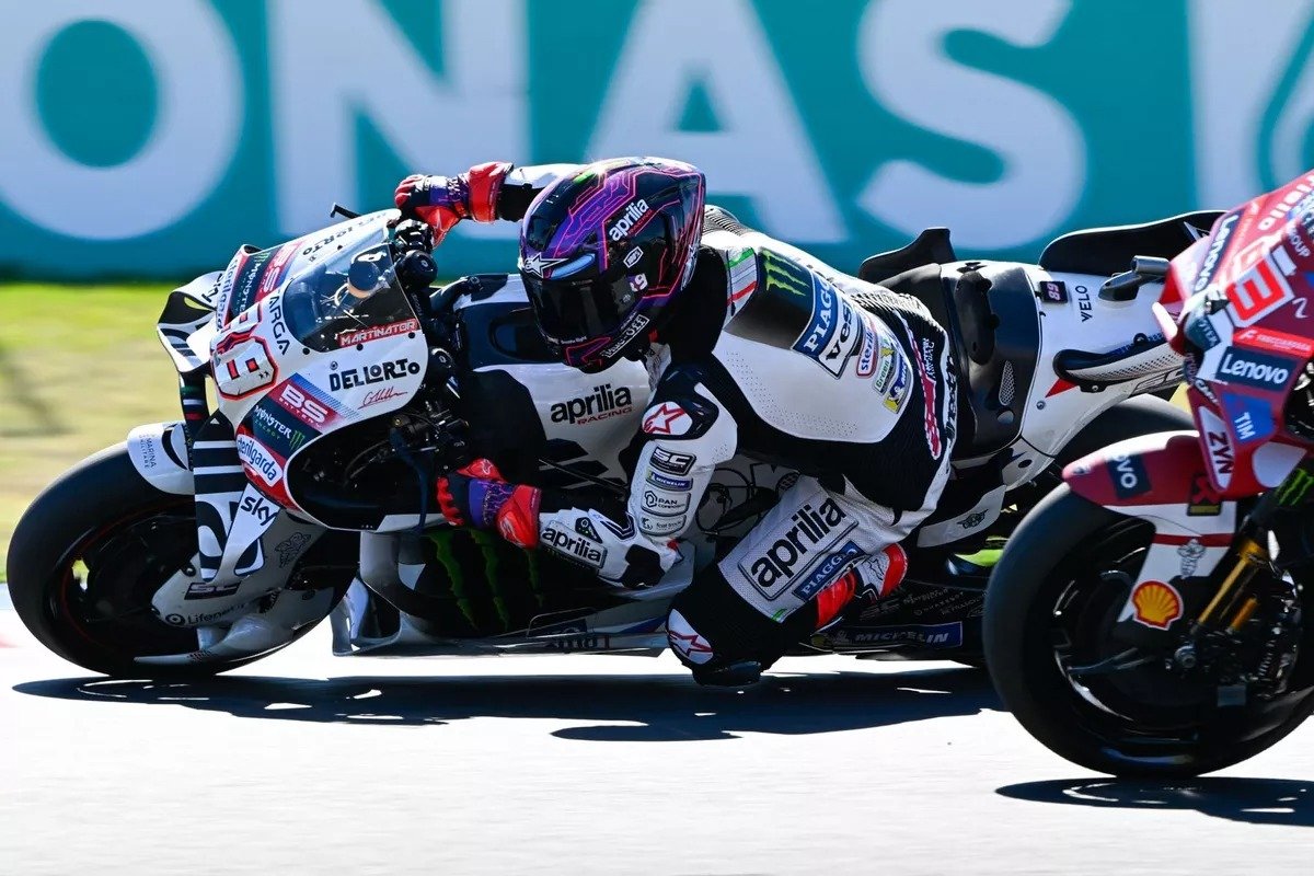 orge Martín con Aprilia girando durante el tramo final de la carrera