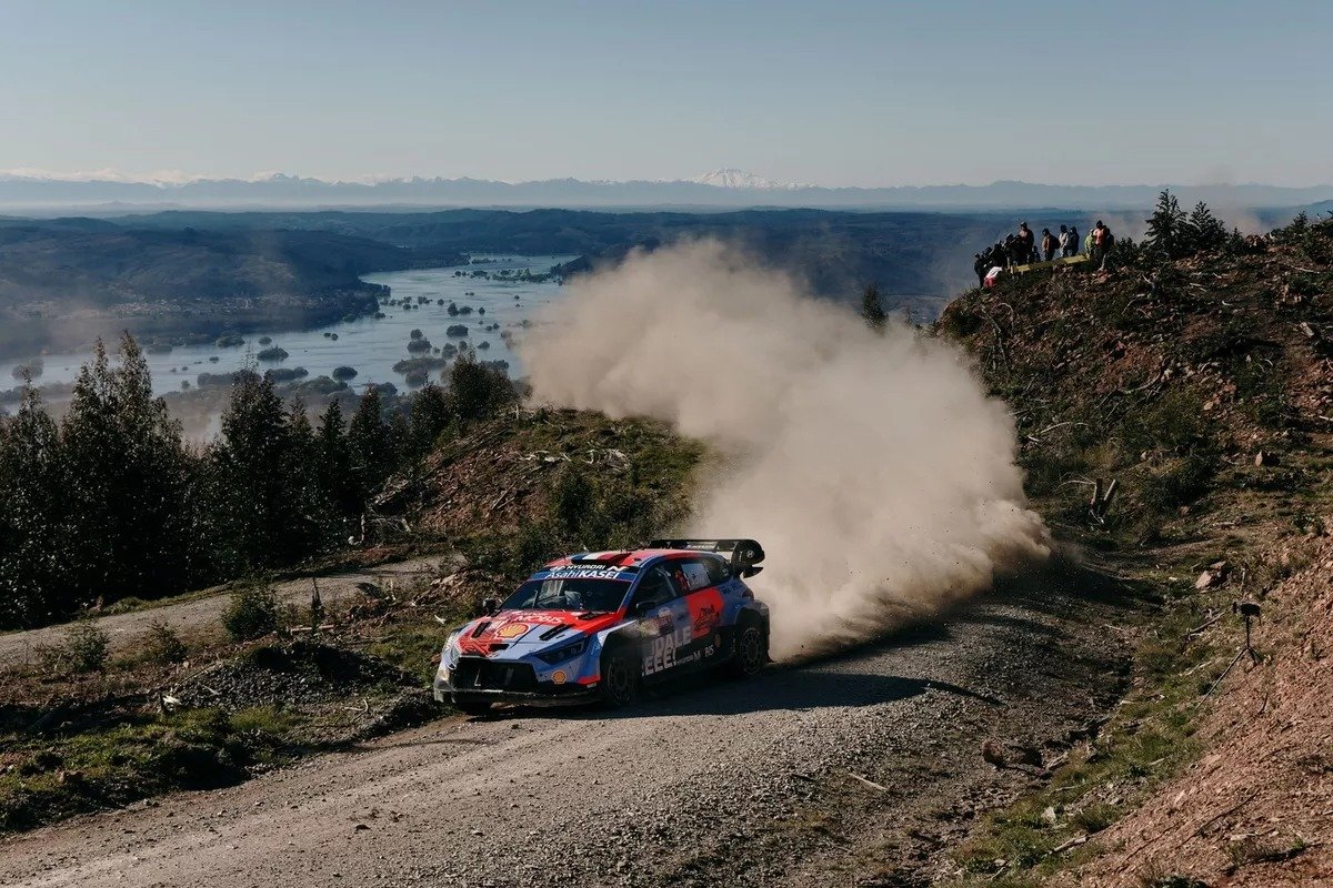 Una lucha tremenda por el segundo lugar con Ogier para quedar finalmente Adrien Fourmaux en el tercer lugar
