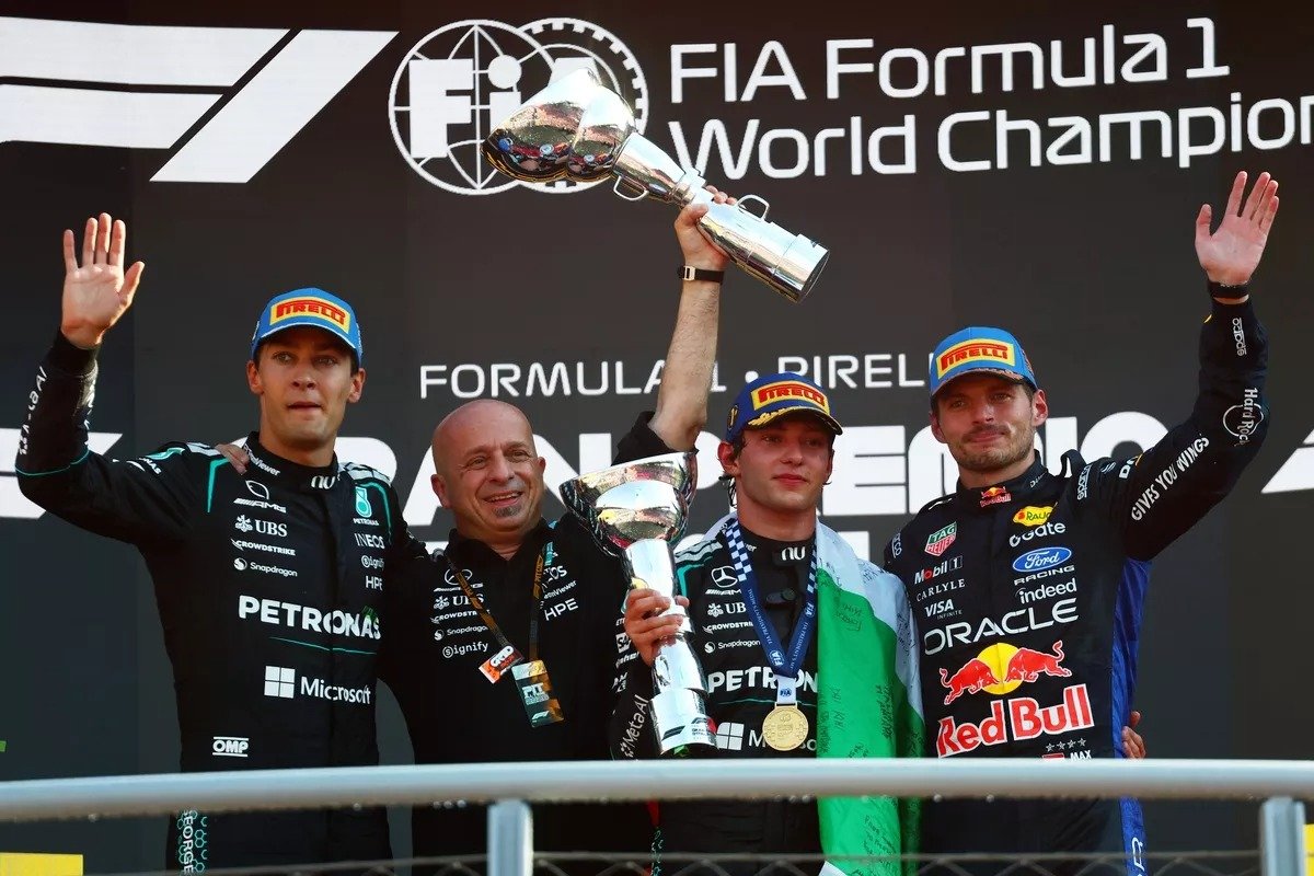 El podio quedó en manos de Mercedes y Red Bull Antonelli, Russell y Verstappen.