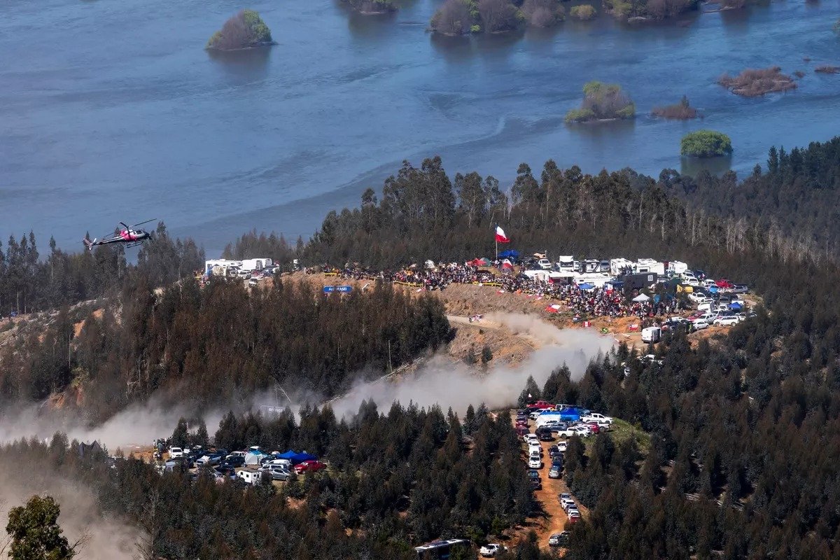 Vista aérea de uno de los tramos de tierra del Biobío, con un auto levantando una nube de polvo característica del rally chileno.