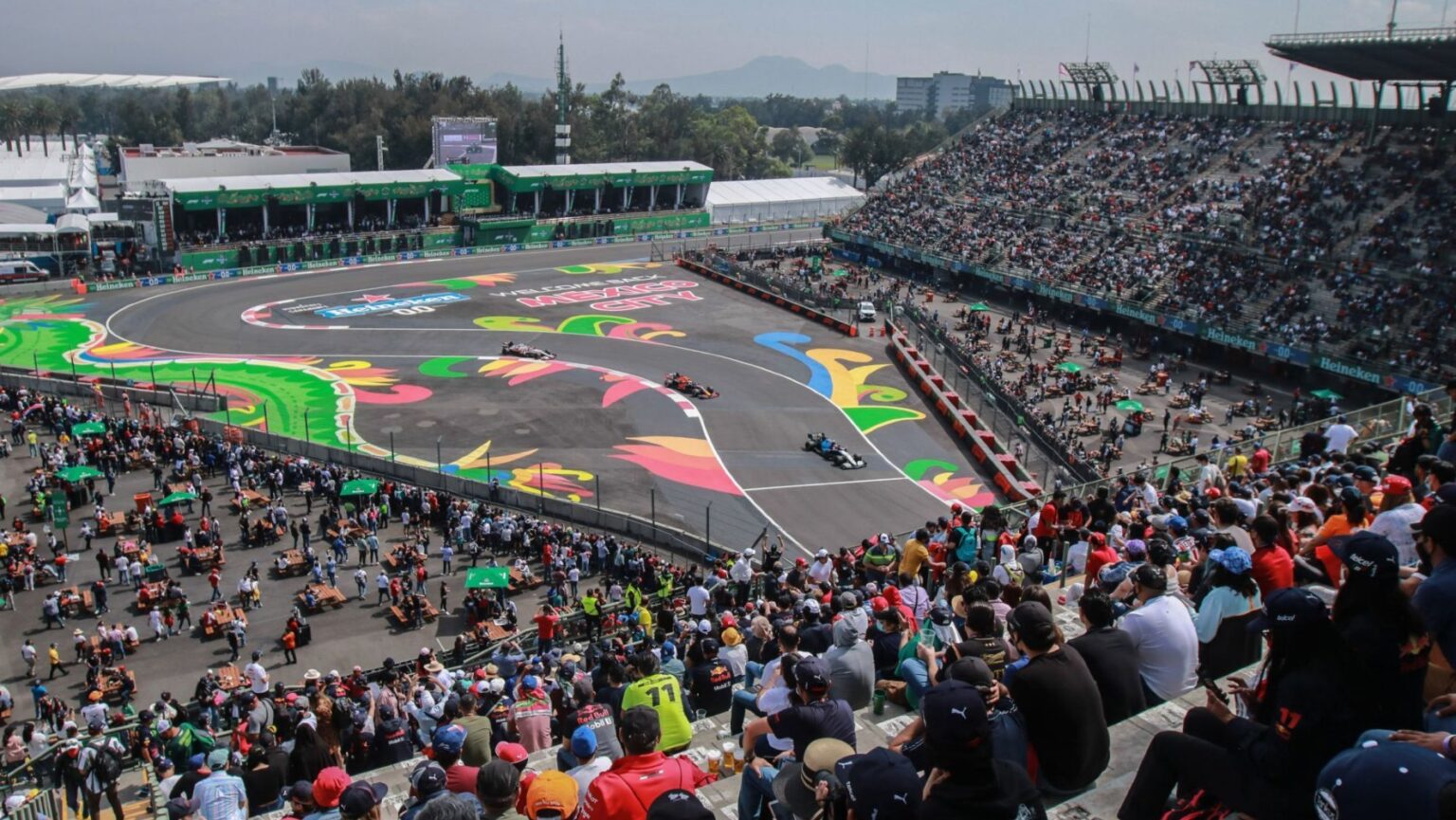 El Foro Sol, donde la pista se mete dentro de un estadio de béisbol, es la postal más reconocible del circuito