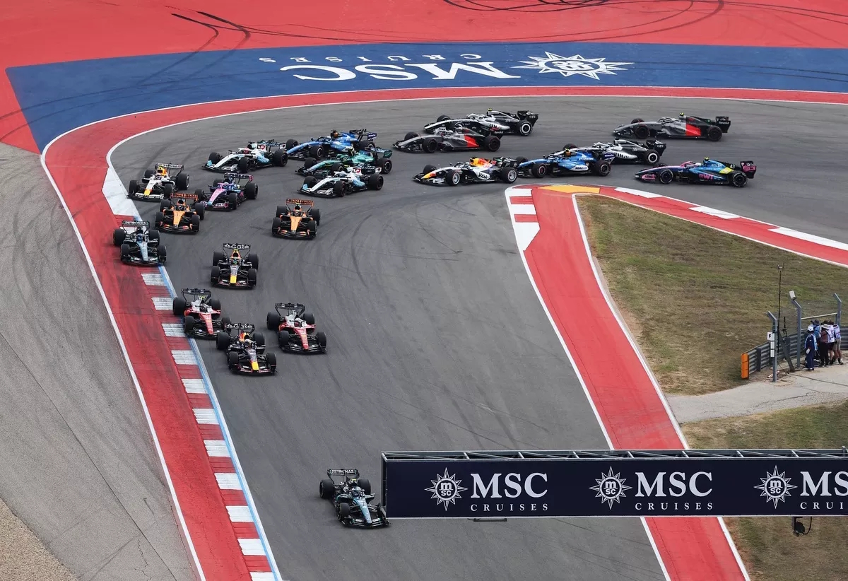 En la primera vuelta, Leclerc, Verstappen y Hamilton se disputaron el segundo lugar mientras Antonelli se escapaba.