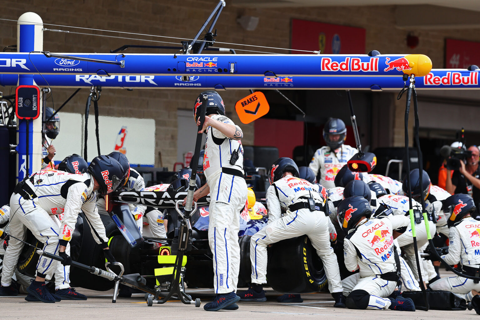Red Bull adelantó la parada de Verstappen a la vuelta 13; Mercedes esperó hasta la 25 y ganó la apuesta.