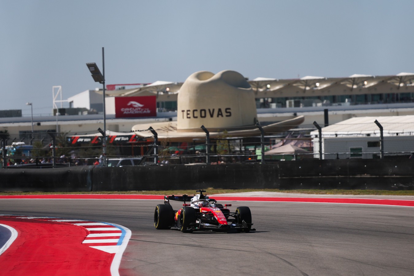Con duros más frescos, Leclerc superó a Norris y a Verstappen en el tramo final y selló el segundo puesto.