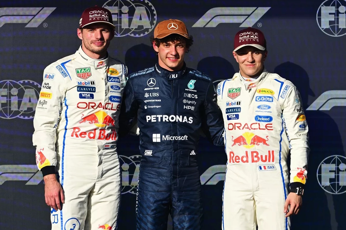 El italiano Antonelli (pole) franqueado por el segundo y tercero, Verstappen y Hadjar respectivamente.